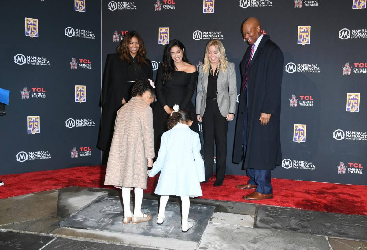 Las huellas de Kobe Bryant son inmortalizadas en Hollywood: Viuda e hijas de Kobe Bryant lo recuerdan en emotivo evento
