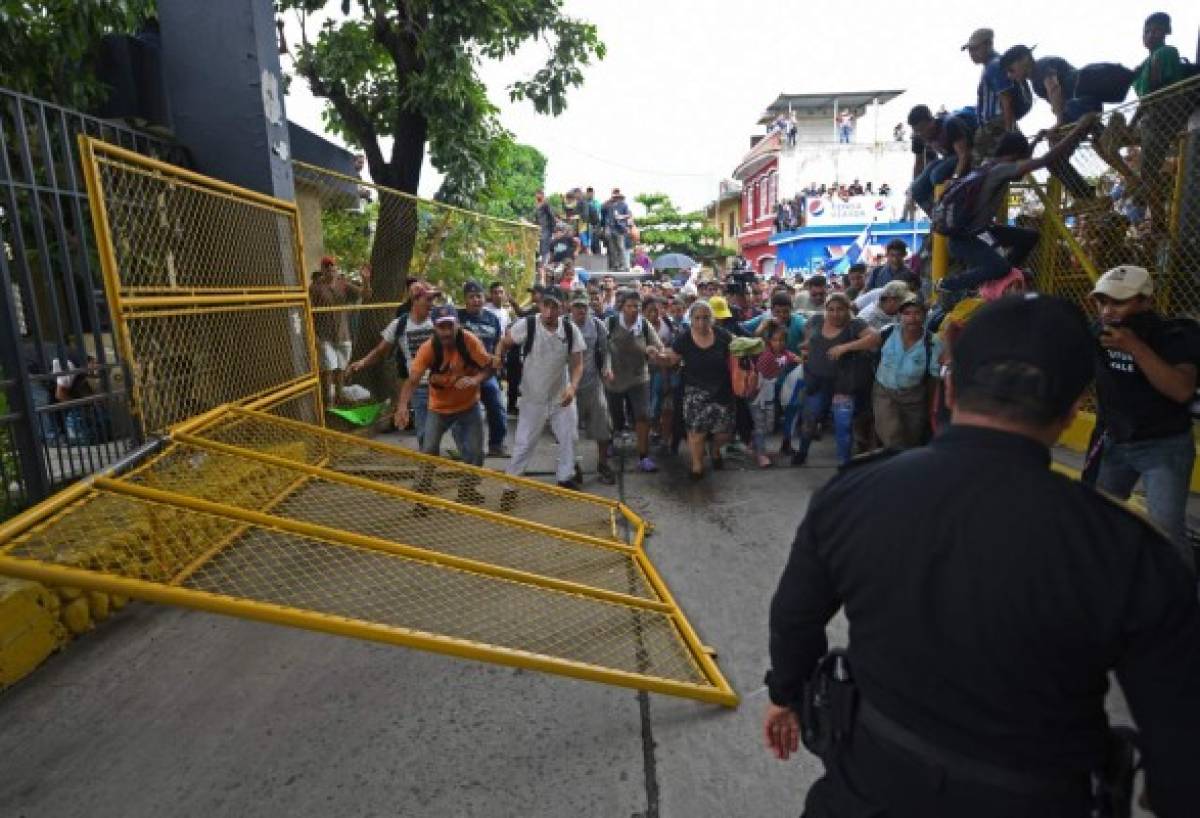 EN FOTOS: Así rompieron barrera de seguridad la caravana de migrantes en México