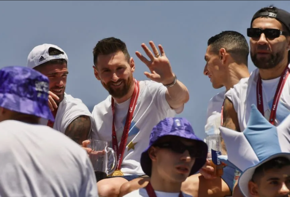 Cinco millones en la caravana de Argentina: Messi bebiendo alcohol, polémica foto de Otamendi y propuestas indecentes