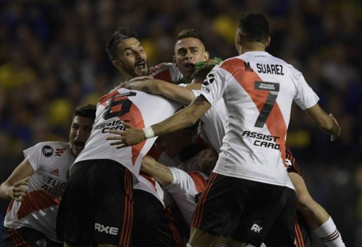 Players of River Plate celebrate after qualifying for the final of the Copa Libertadores final at the end of their semi-final second leg football match against Boca Juniors at La Bombonera stadium in Buenos Aires, on October 22, 2019. (Photo by Juan MABROMATA / AFP)