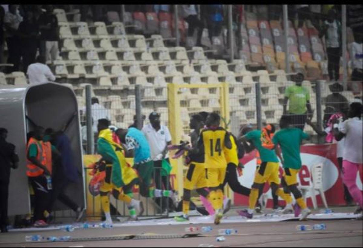 Caos y muerte: Las violentas imágenes de los aficionados de Nigeria tras quedarse afuera del Mundial