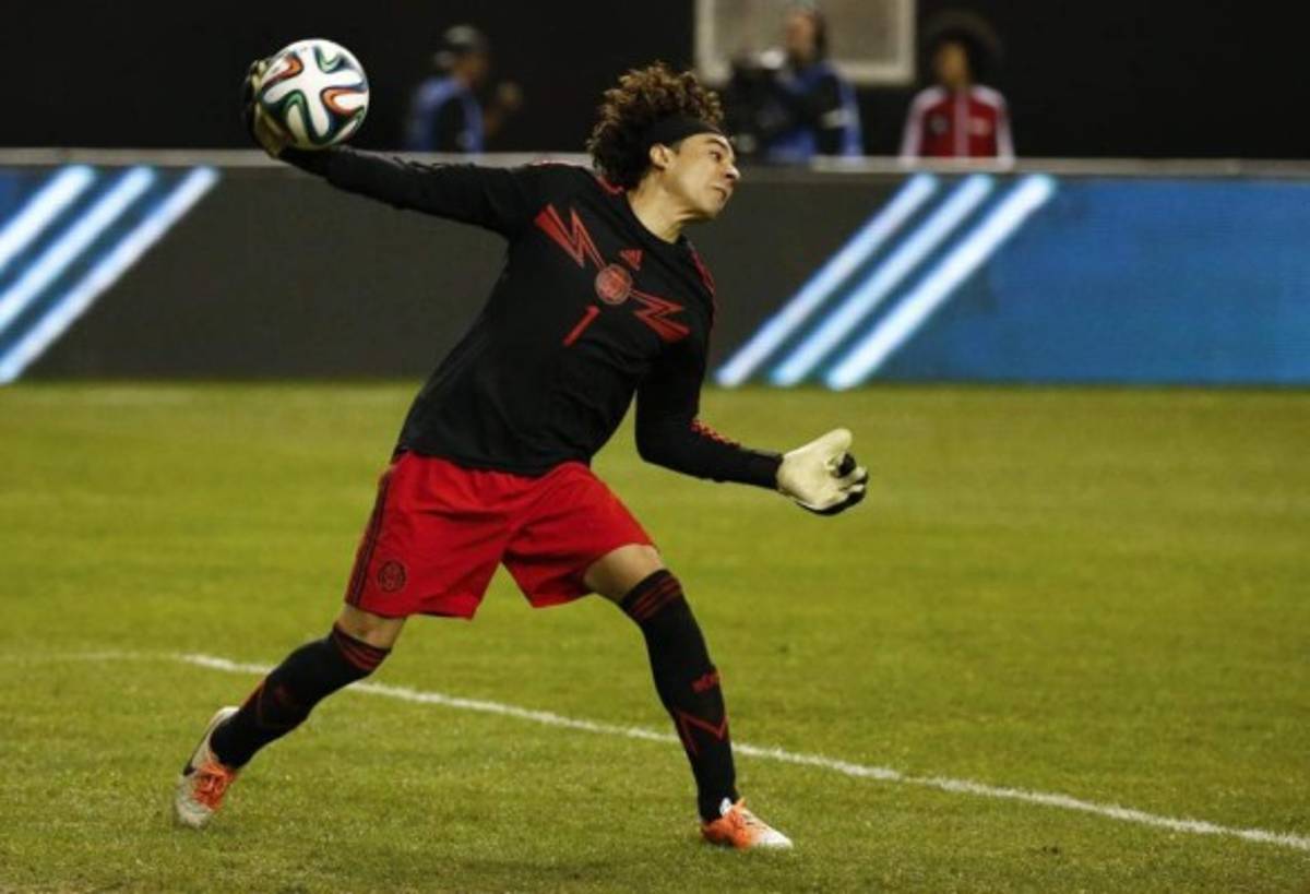 Guillermo Ochoa podría llegar como refuerzo al Barcelona