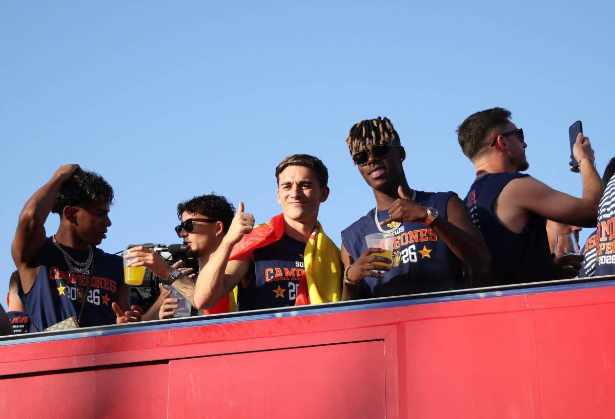 La fiesta de España hasta Cibeles, los que se besaron y el cartel: Paredes vs. Gavi