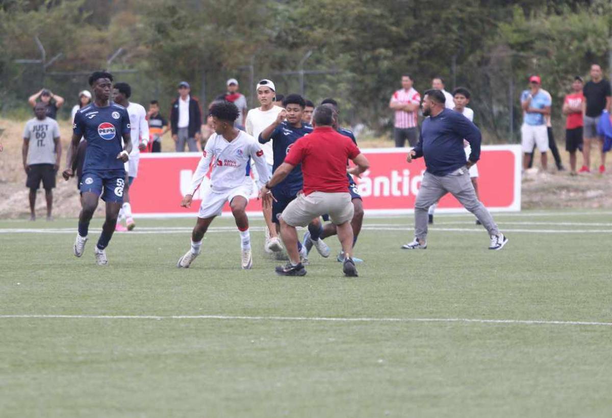 Enfrentamiento a puño limpio: Familiares y jugadores terminan la final de reservas entre Olimpia y Motagua entre golpes