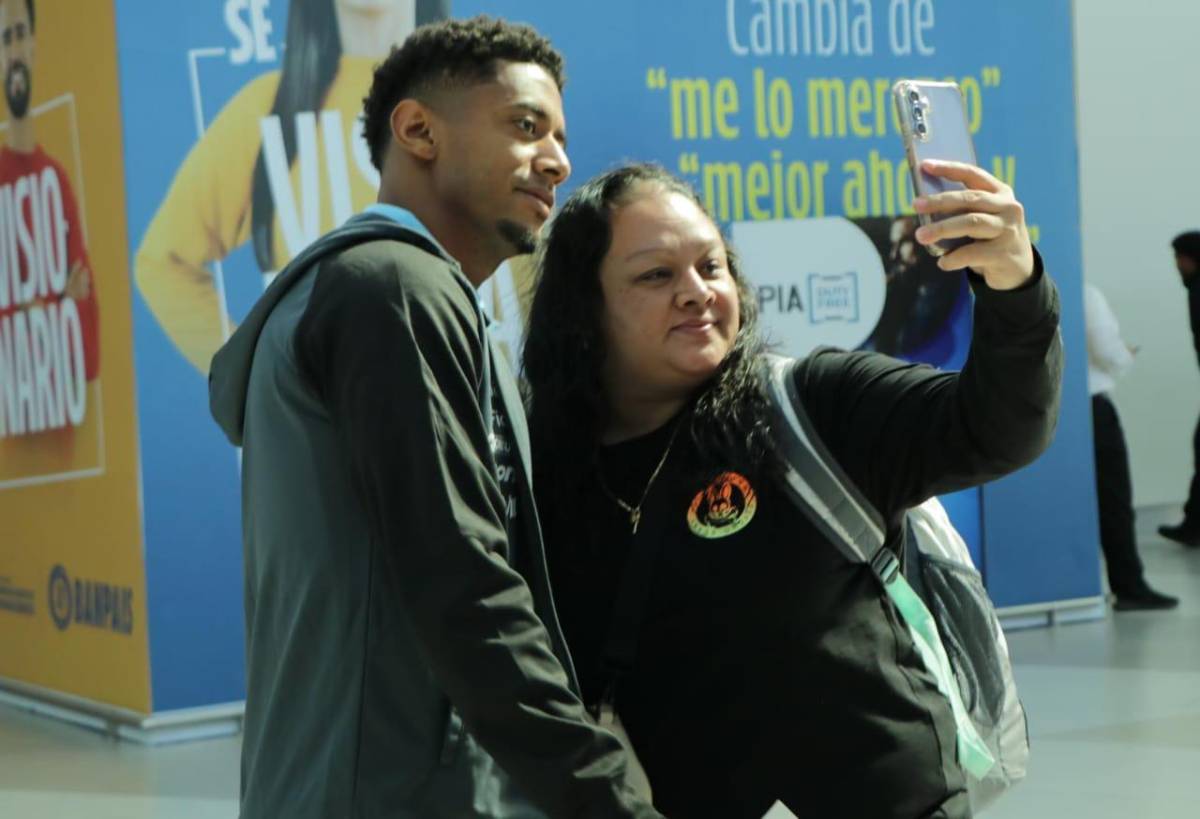 Los dos pelones en la Selección de Honduras tras el debut en las eliminatorias; la Bicolor viajó rumbo a Bermudas