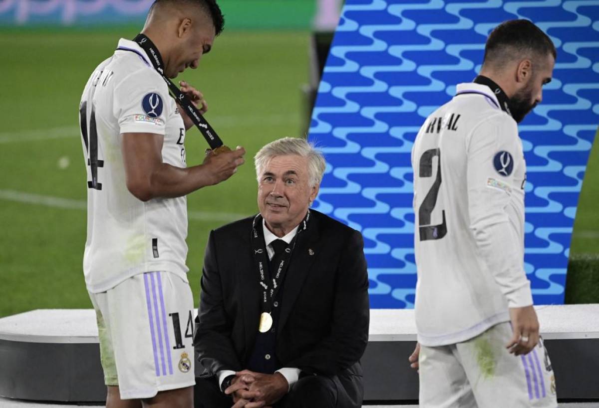 NO SE VIO EN TV del Real Madrid campeón de la Supercopa: Ancelotti lo sentencia y dura pancarta contra Barcelona; no se olvidan de Mbappé