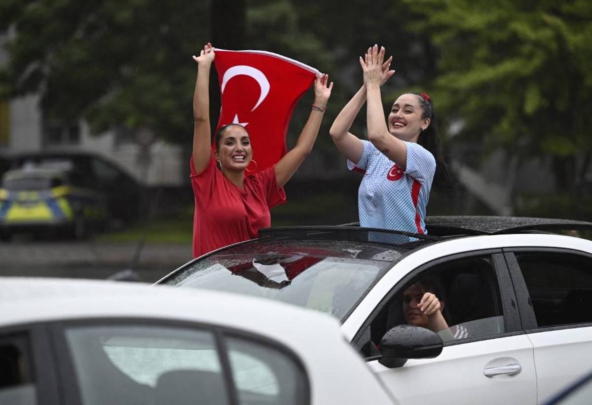 Arda Güler brilló en la Eurocopa y hermosas turcas montan una fiesta luego del triunfo ante Georgia
