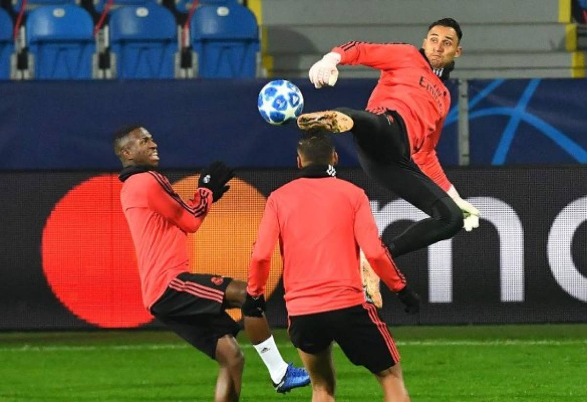 Real Madrid's Costa Rican goalkeeper Keylor Navas kicks the ball during a training session on the eve of the UEFA Champions League group G football match Viktoria Plzen v Real Madrid in Plzen, Czech Republic on November 6, 2018. (Photo by JOE KLAMAR / AFP)