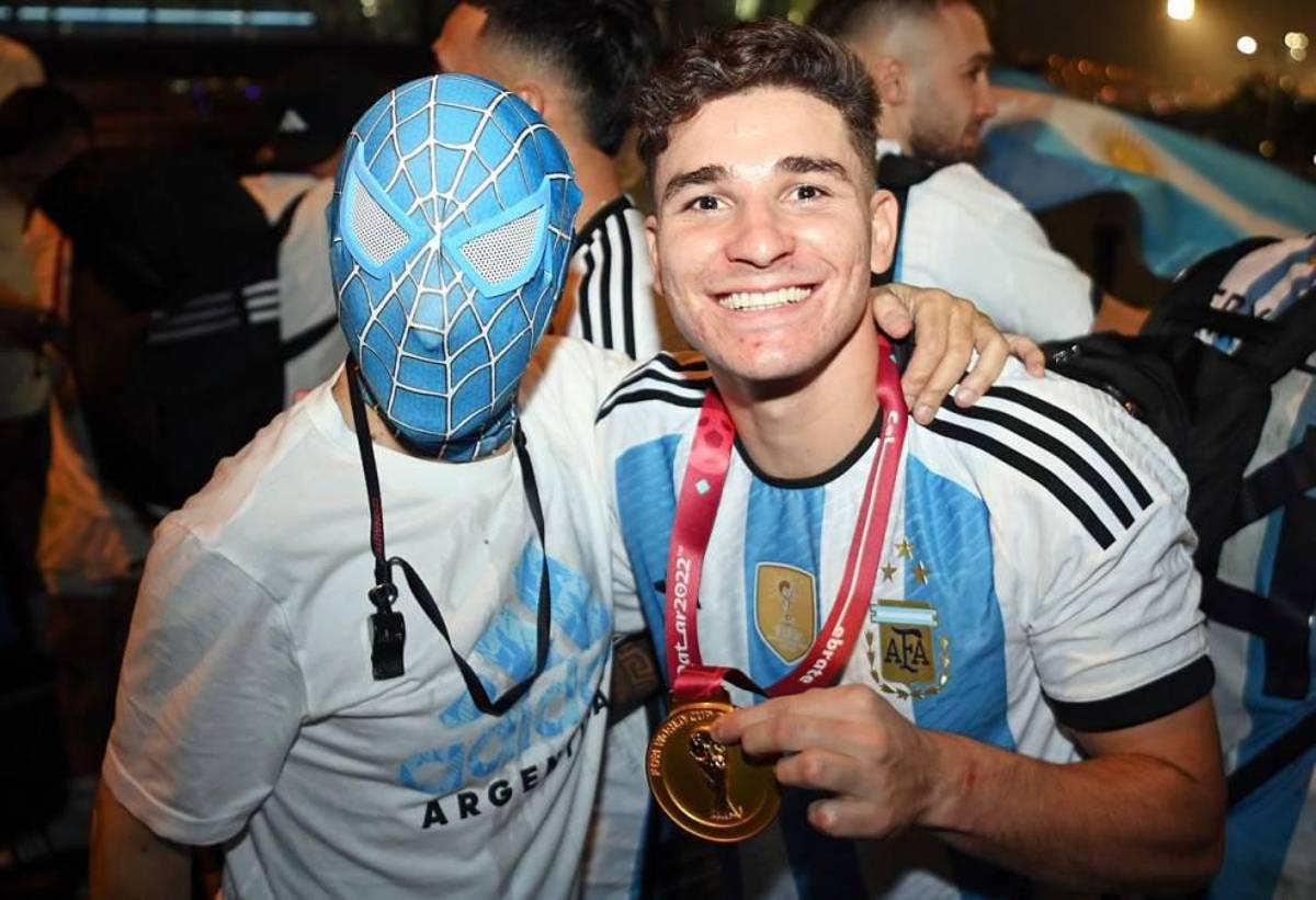 Camellos, alcohol y jeques: La exuberante caravana de la selección de Argentina en las calles de Doha