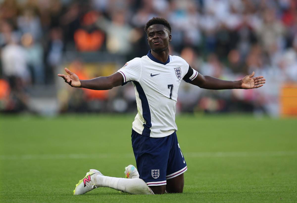 No cantó el himno de la Selección Inglaterra y piden que se vaya del equipo: “Es una traición, no está capacitado”