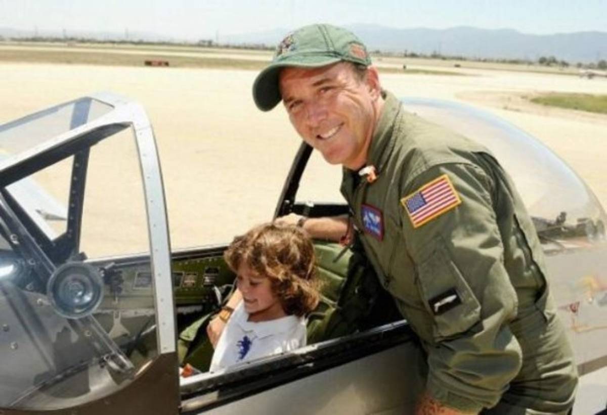 El excéntrico millonario que compró a la Roma: Colecciona aviones de combate y produce cine