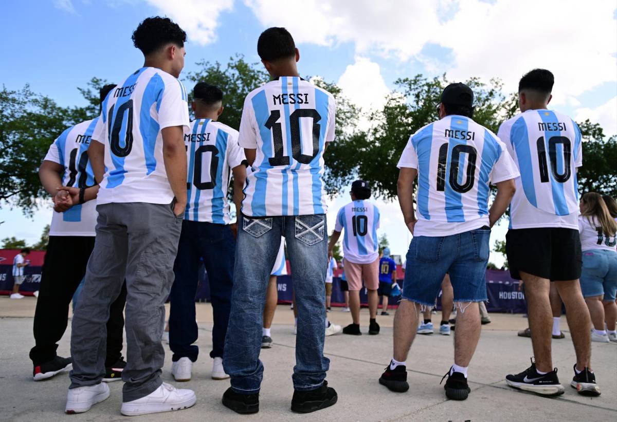 Copa América: la fiesta de la afición de Argentina para el duelo con Ecuador y Antonela Rocuzzo se roba las miradas