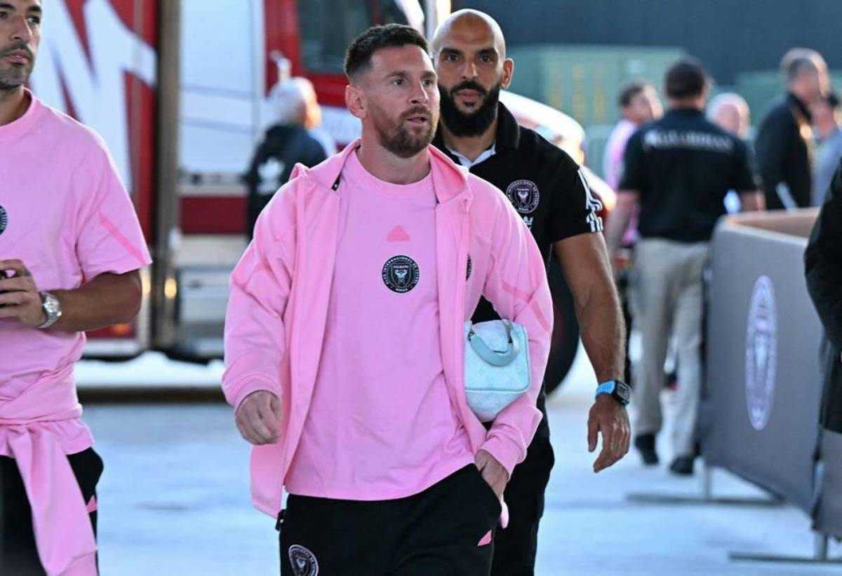 Beso a Messi, lindo gesto de Leo con Newell’s y el jugador que se llevó la camisa del “10” en su partido más especial