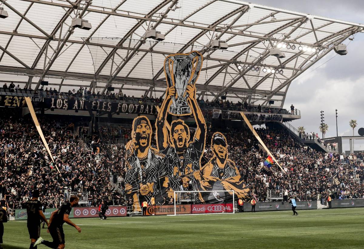 ¡Lujazo del LAFC! Famosos, anillos millonarios y espectacular tifo en estreno de la nueva casa de Denil Maldonado