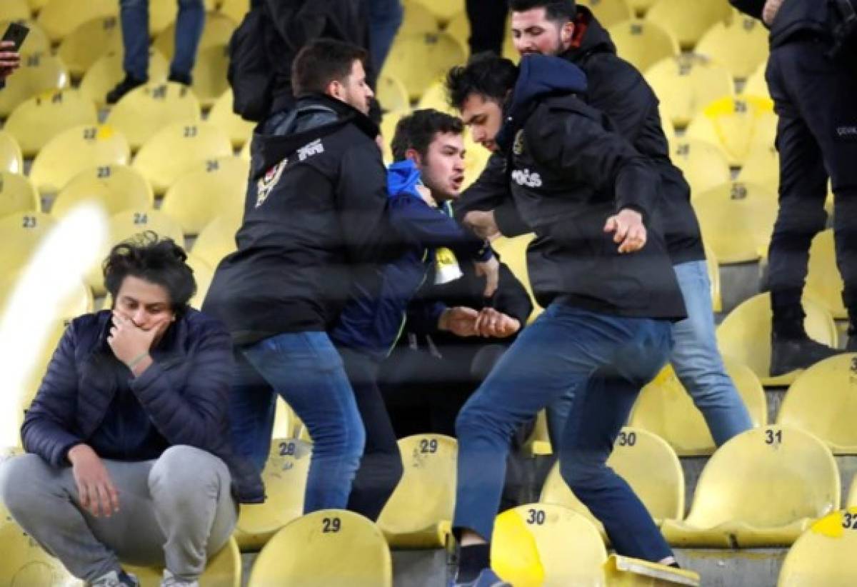 Fenerbahce vive un infierno tras perder el clásico contra Galatasaray 20 años después