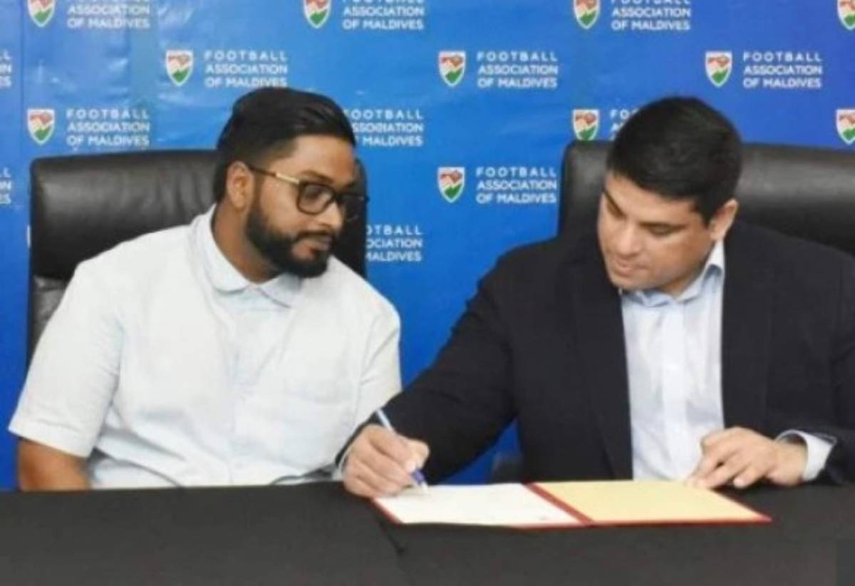 Así trabaja un técnico inglés, encargado de convertir a las Maldivas en una potencia futbolística