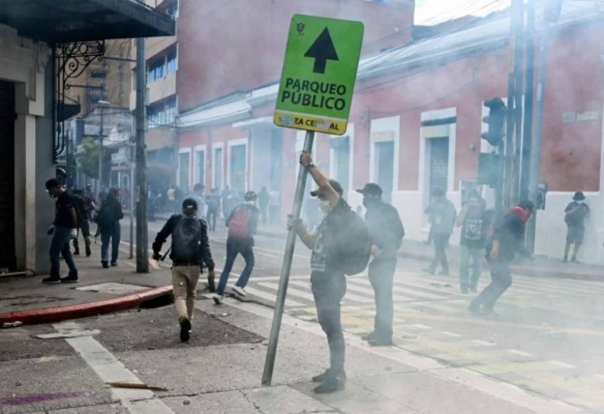 Guatemaltecos enardecidos incendian el Congreso Nacional exigiendo la renuncia del presidente Alejandro Giammattei