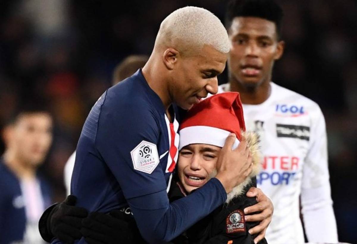 Para ser leyenda no necesitas mucho: El gran gesto de Mbappé con un niño en pleno partido del PSG    