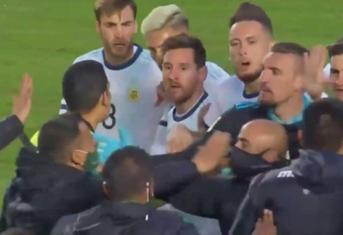 Fotos: La pelea de Messi al final del partido y Scaloni se metió a la cancha a celebrar un gol