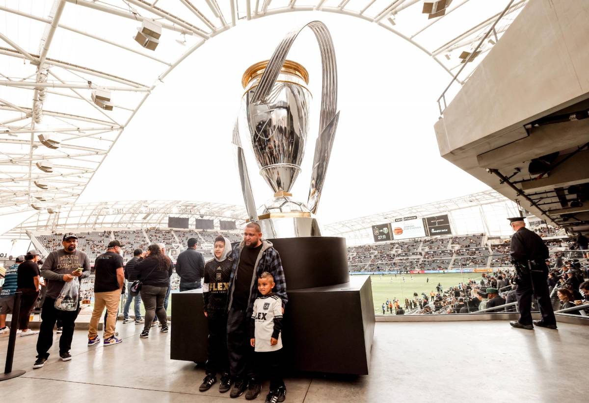 ¡Lujazo del LAFC! Famosos, anillos millonarios y espectacular tifo en estreno de la nueva casa de Denil Maldonado