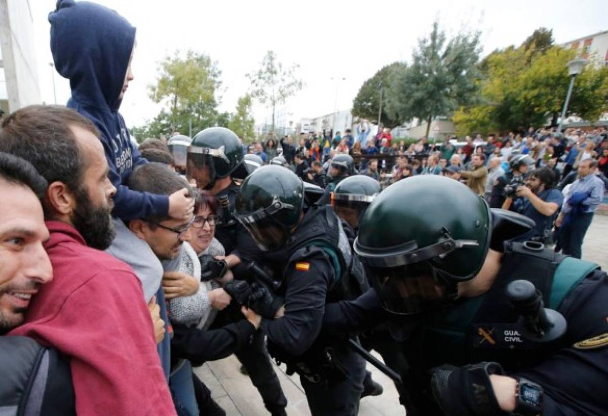 ¡Decenas de heridos! Las imágenes del choque de policía con catalanes a favor de independencia