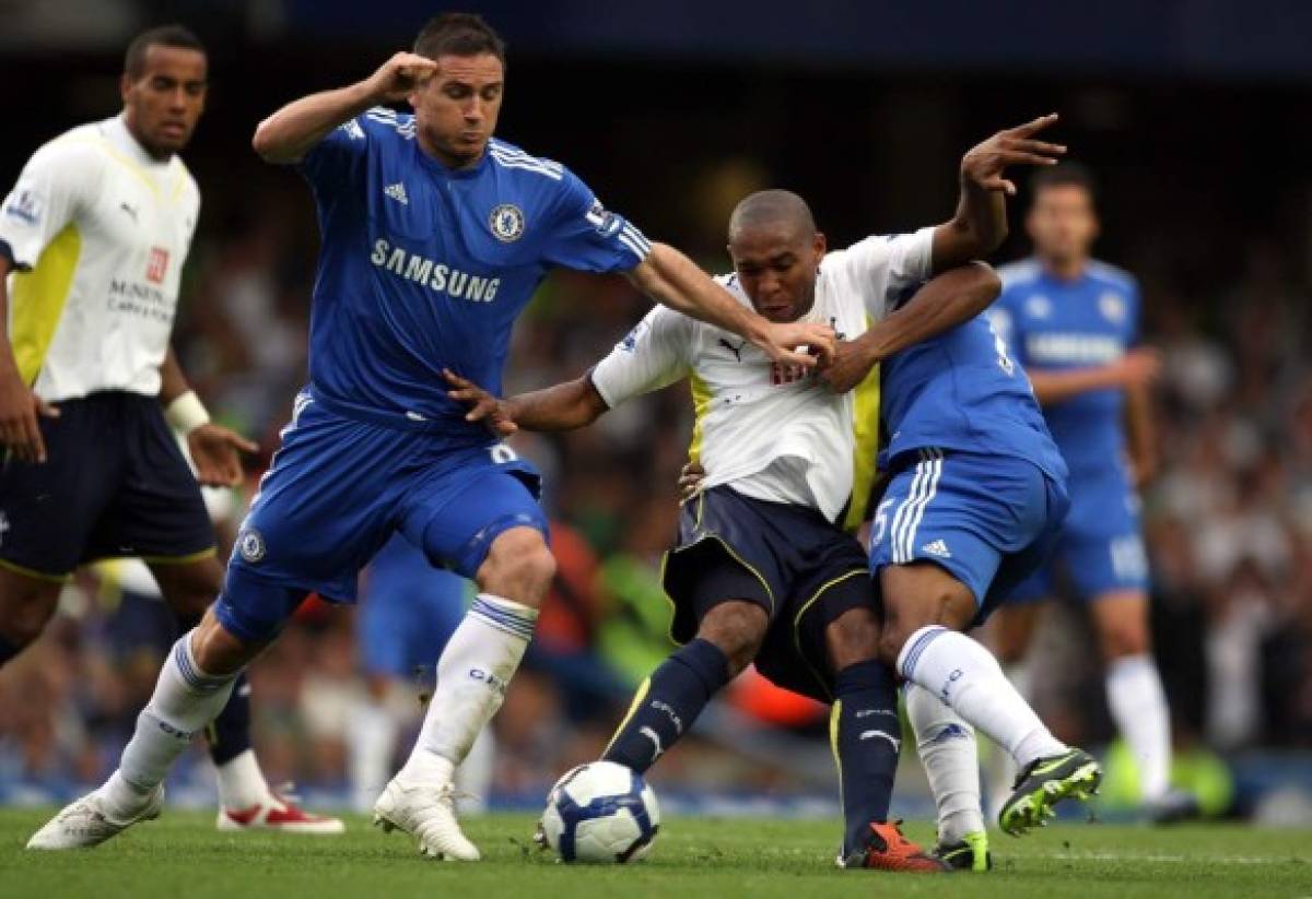Chelsea&#39;s Frank Lampard, left, and Florent Malouda, right, tackle Tottenham Hotspur&#39;s Wilson Palacios during their English Premier League soccer match at the Stamford Bridge Stadium, London, Sunday Sept. 20, 2009