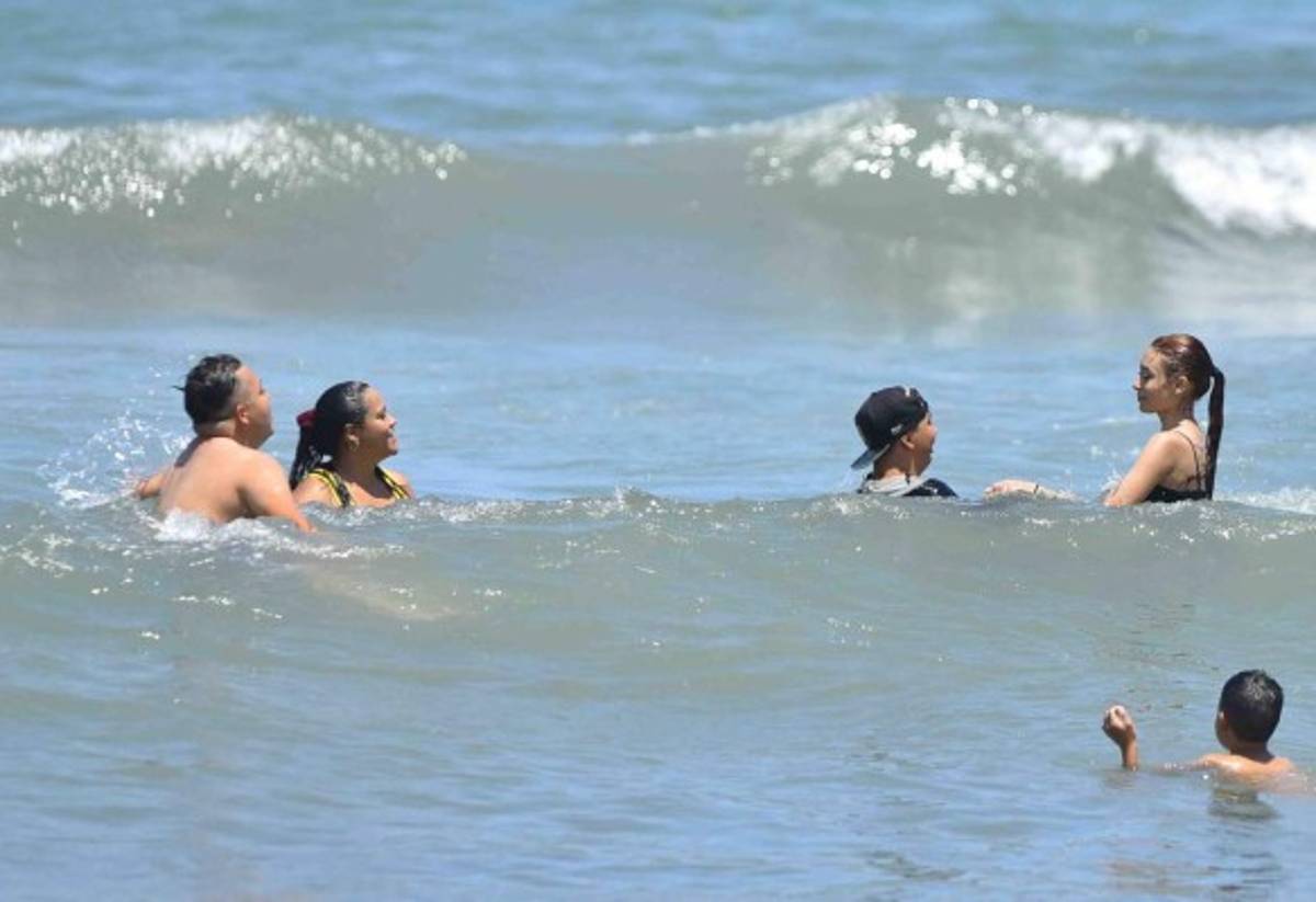 Sol, playa y arena: Comenzó el ambientazo de la Semana Santa en Honduras
