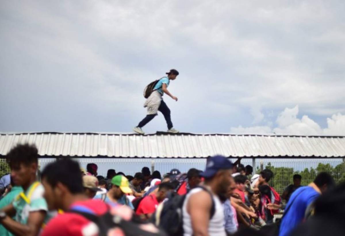 EN FOTOS: Así rompieron barrera de seguridad la caravana de migrantes en México