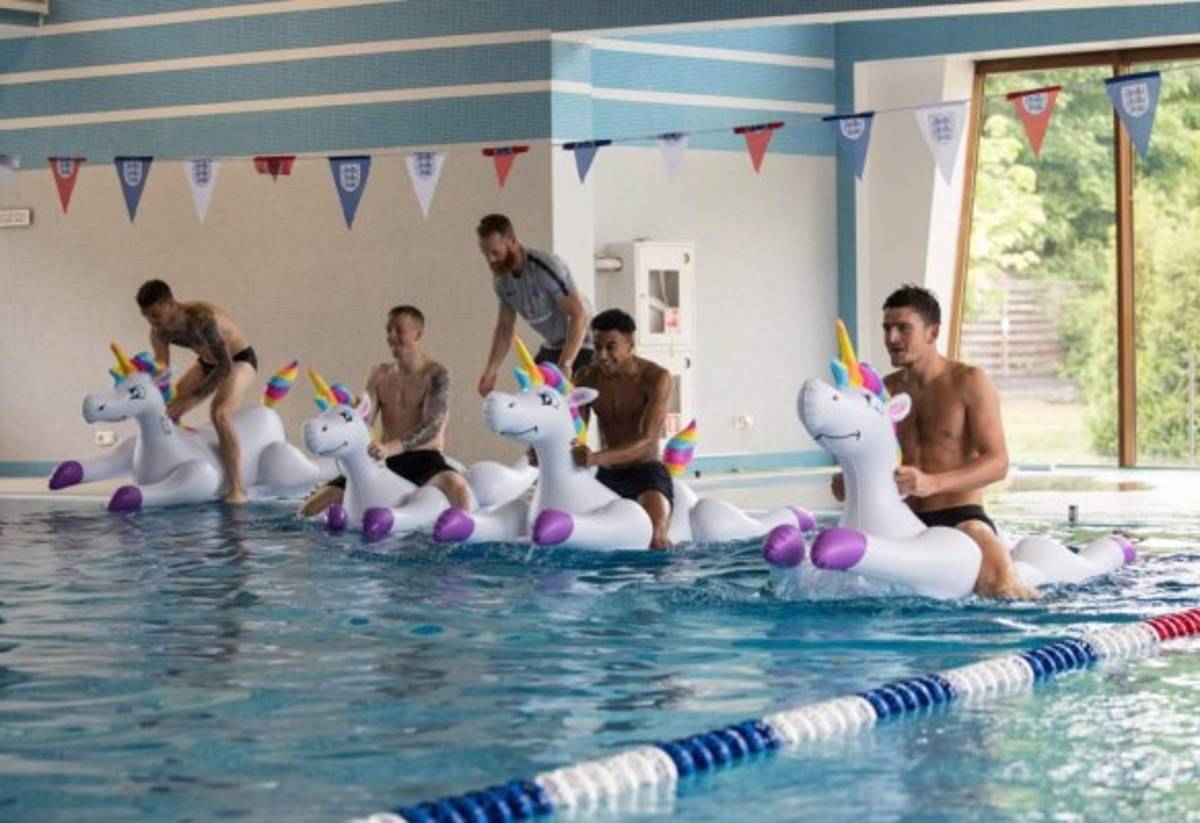 Carreras en unicornios inflables: el divertido ejercicio de Inglaterra antes de Panamá