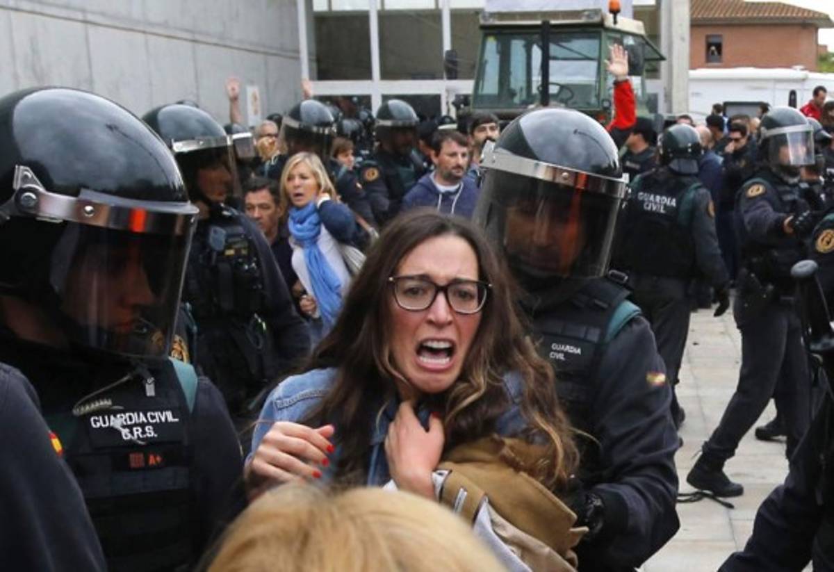 ¡Decenas de heridos! Las imágenes del choque de policía con catalanes a favor de independencia
