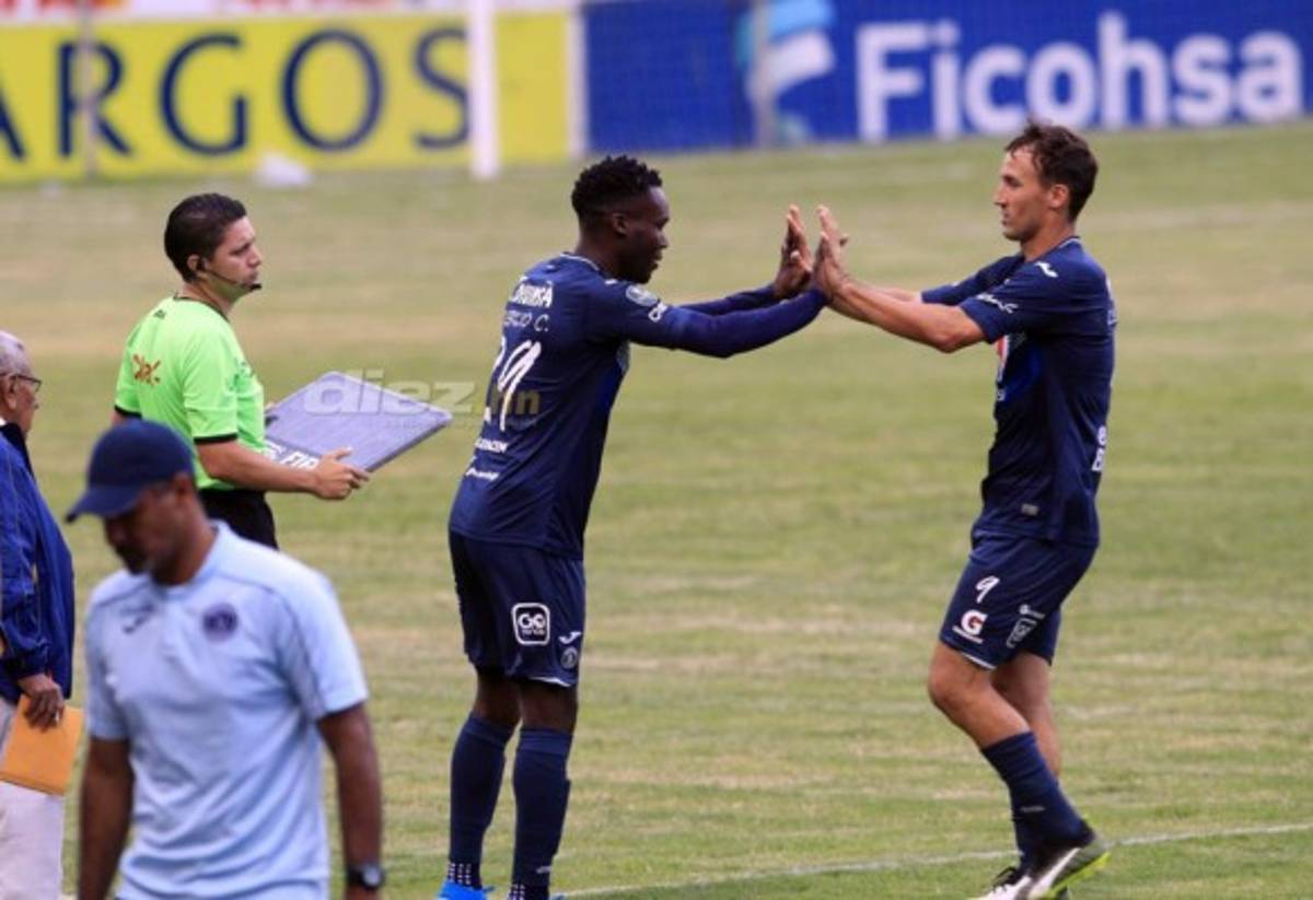 El beso de Moreira, hermosa novia de jugador del Platense y 'Firulais' fue protagonista