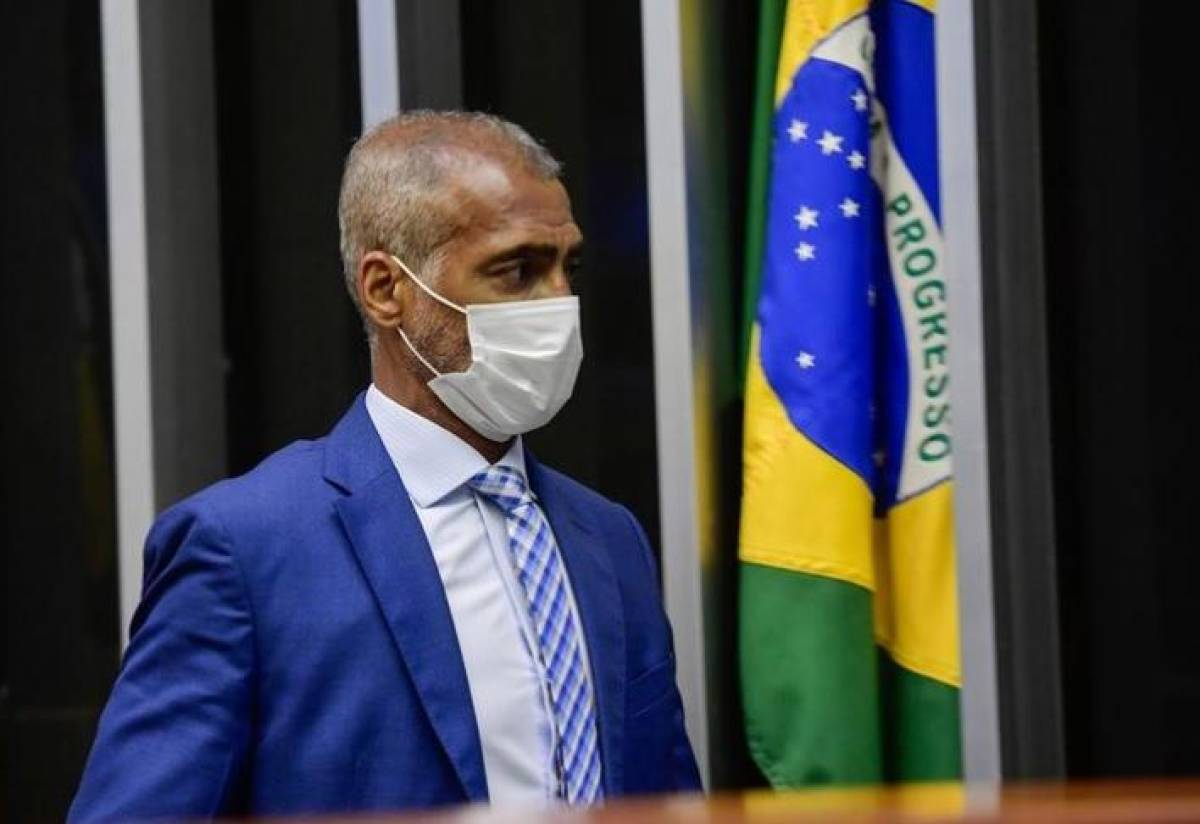 Puros lujos: Critican la millonaria vida del senador Romario en medio de la crisis y hambre en Brasil
