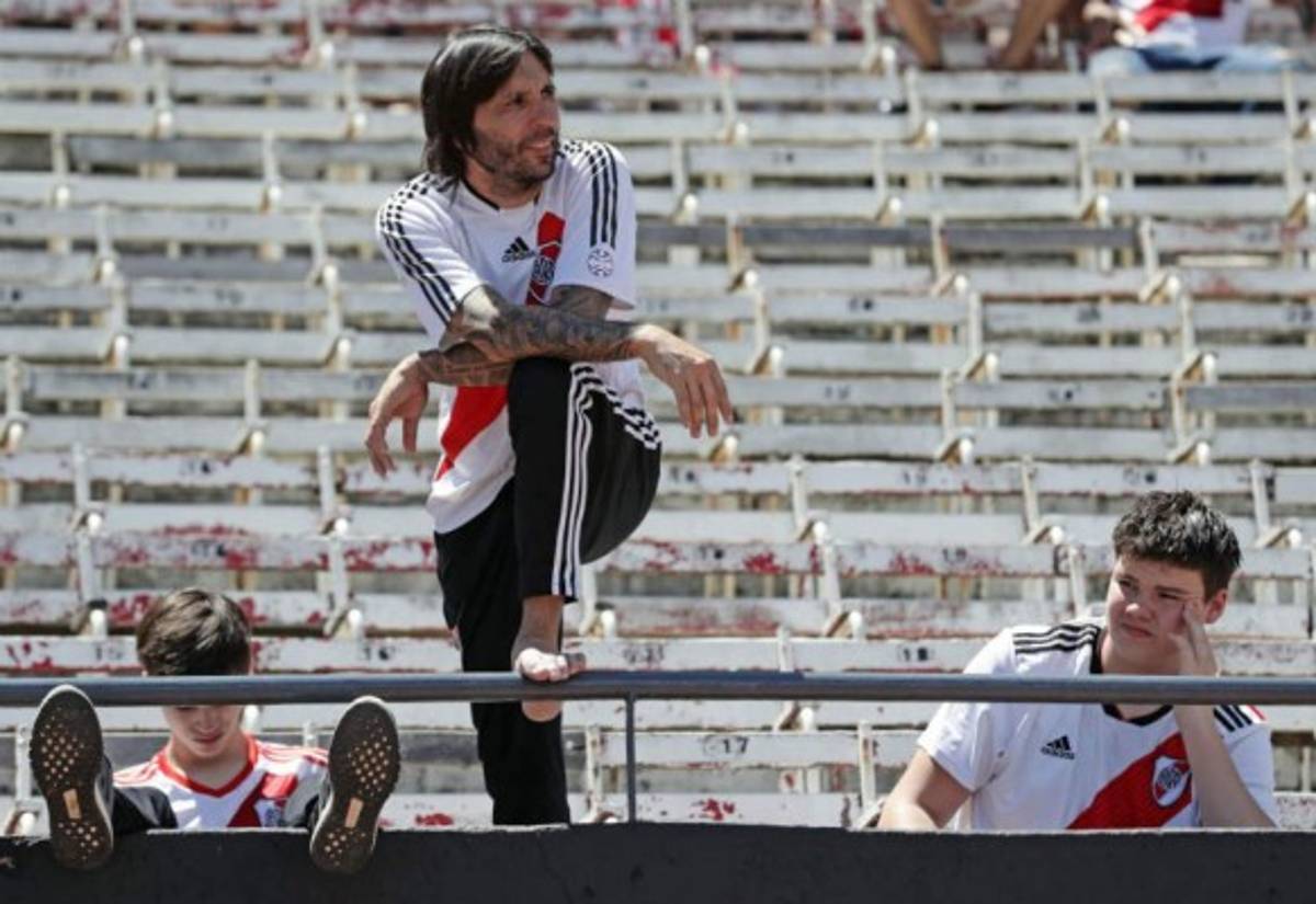 Fotos: La frustración de los hinchas en el Monumental tras la postergación de la final