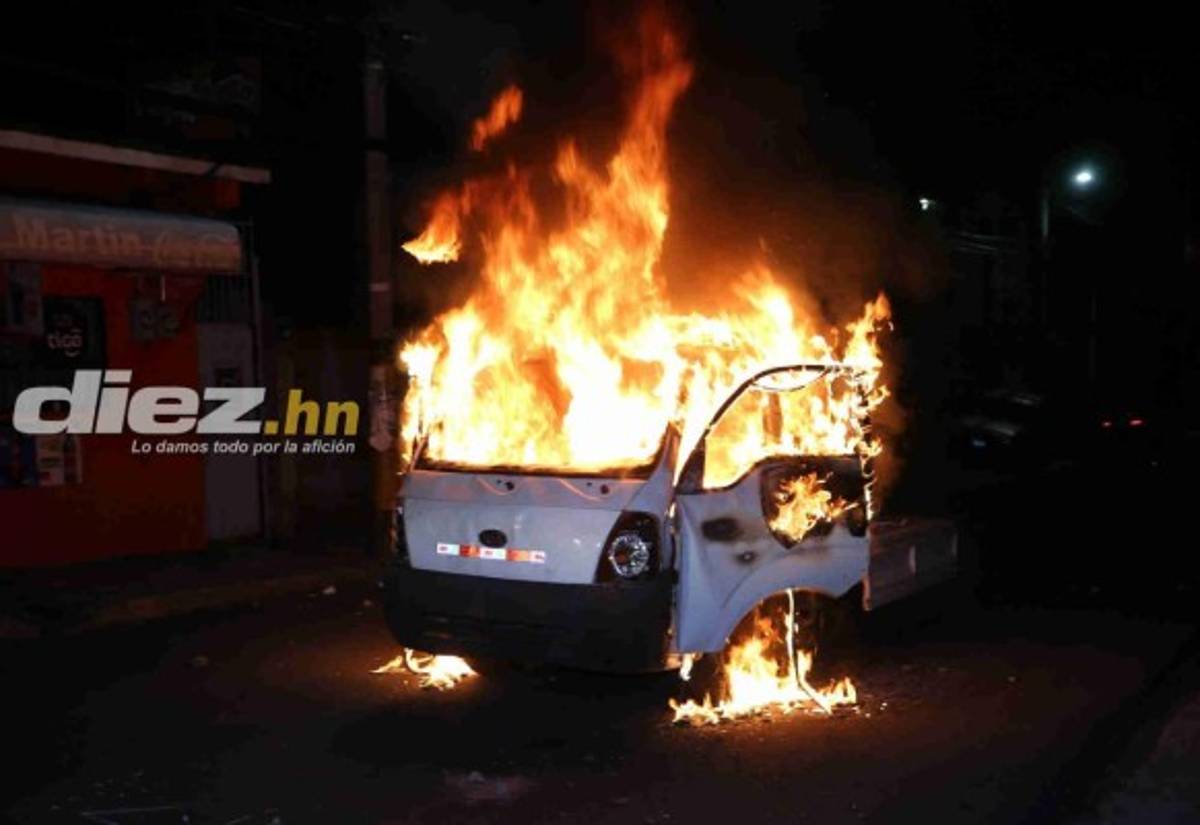 ¡Reprochable! La forma en cómo incendiaron vehículo de la Policía Nacional en Tegucigalpa