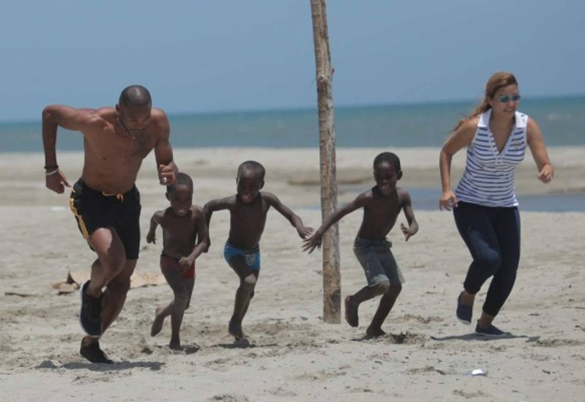 El reto del velocista hondureño Rolando Palacios en la playa