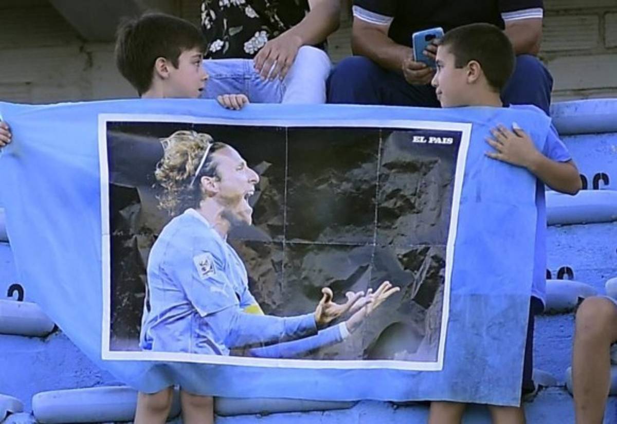 La emotiva despedida de Diego Forlán: Grandes estrellas de invitados y Luis Suárez de portero