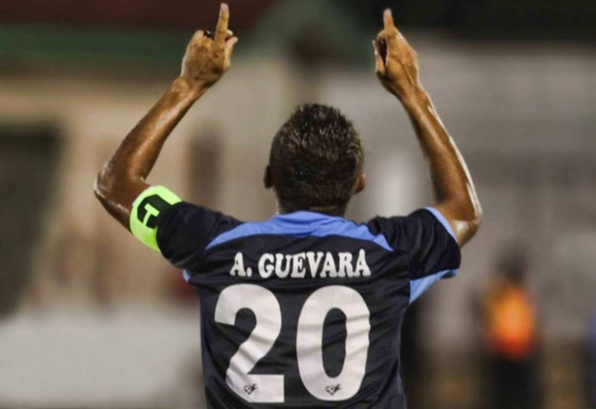 Amado Guevara anunciará su retiro del fútbol