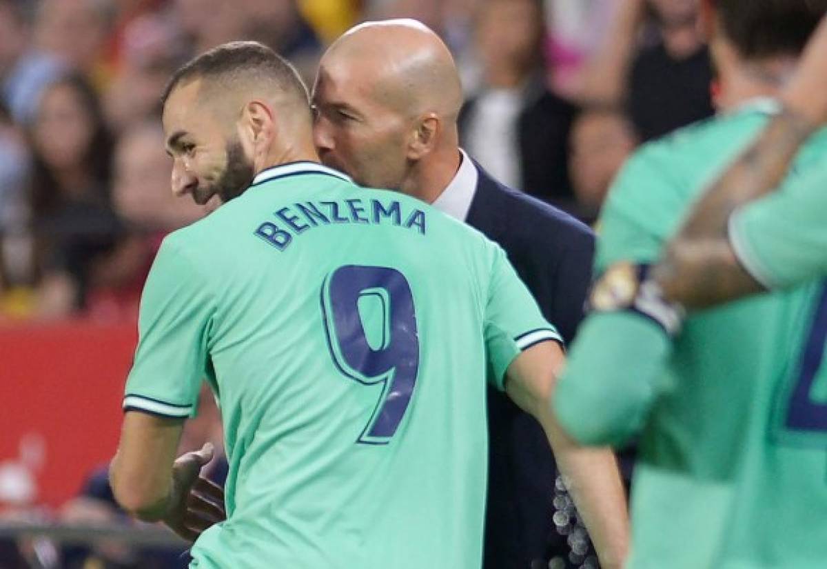 No viste en TV: Besito de Zidane a Benzema y James Rodríguez se ''estrella'' en el Sánchez-Pizjuán