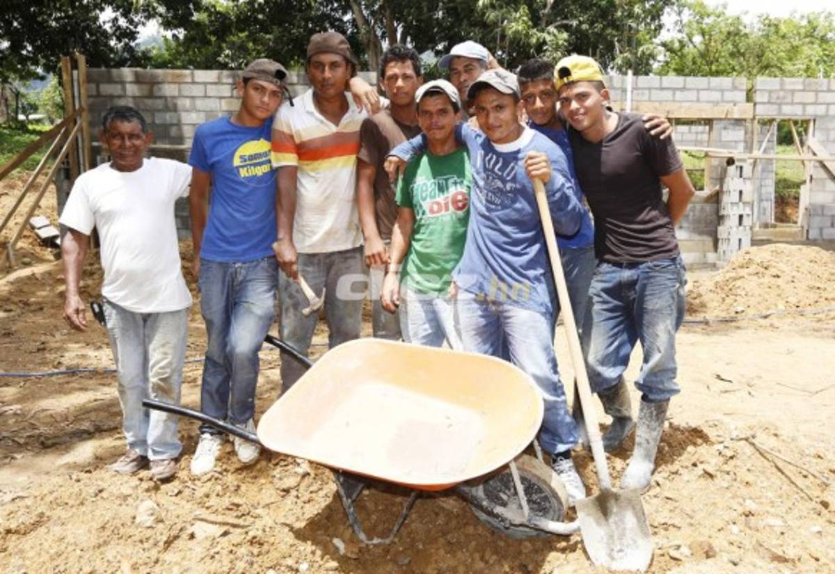 Así trabajaba 'Ñangui' Cardona en la albañilería día a día bajo un sol imperante