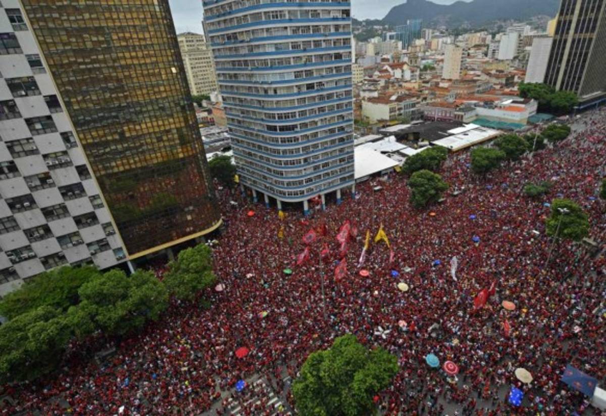 Eufórica celebración del Flamengo en Río de Janeiro tras ganar la Copa Libertadores