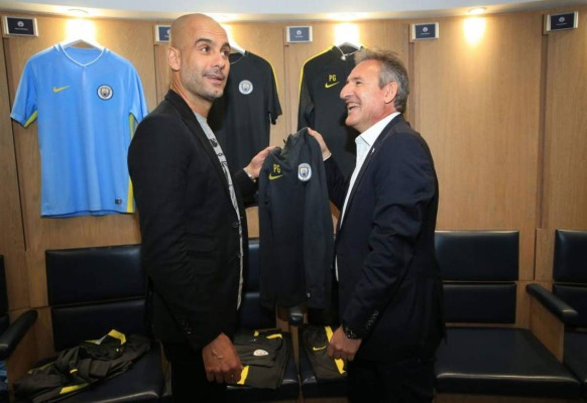 Fotos: El primer día de Guardiola en Manchester, llegó en taxi a la presentación