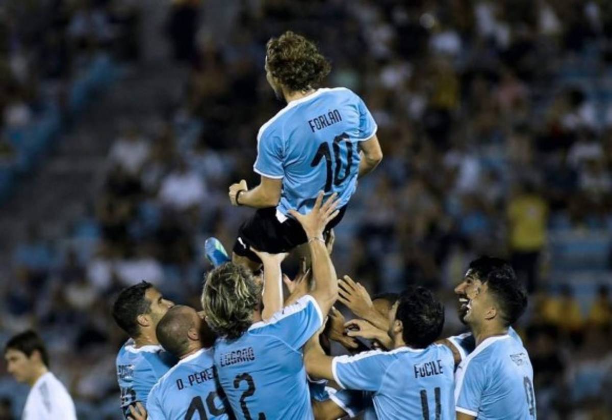 La emotiva despedida de Diego Forlán: Grandes estrellas de invitados y Luis Suárez de portero