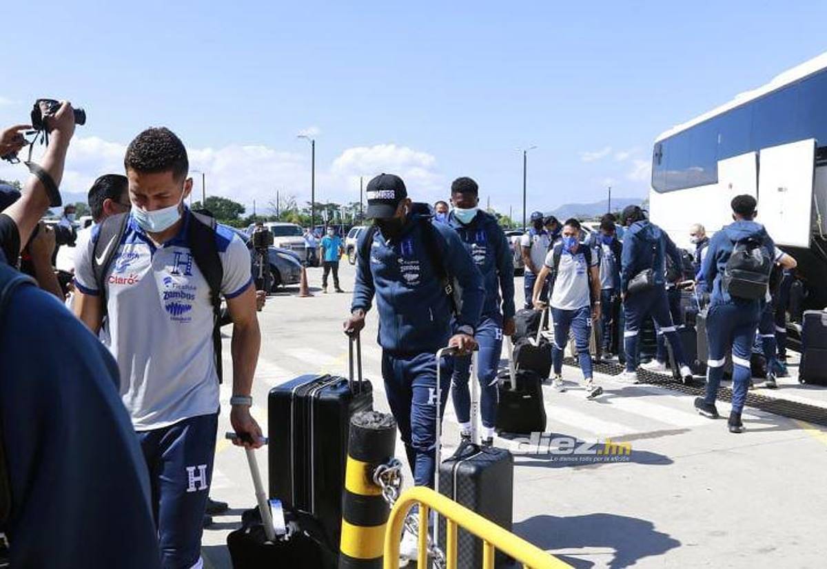 Un ‘Bolillo’ sonriente y dos jugadores se reintegran a sus clubes mientras la selección de Honduras viaja a Estados Unidos