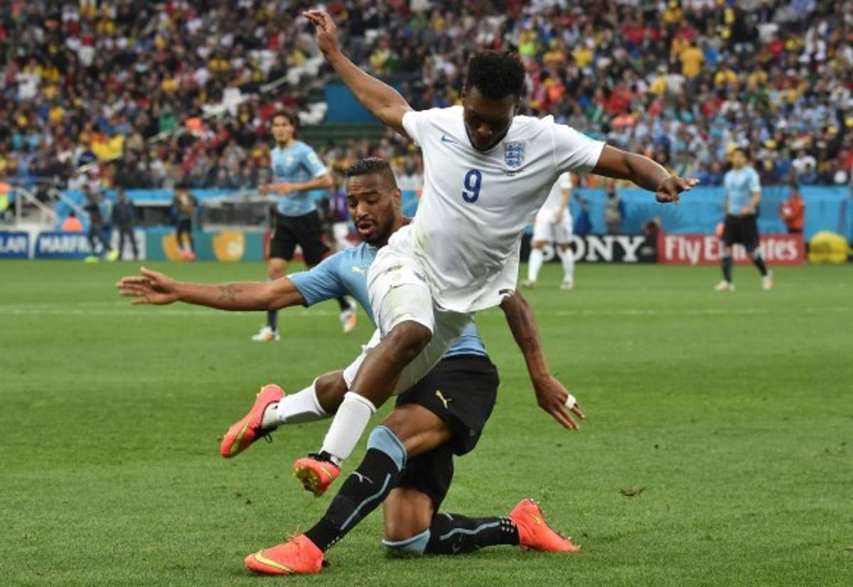 Uruguay ganó 2-1 a Inglaterra con un doblete de Luis Suárez