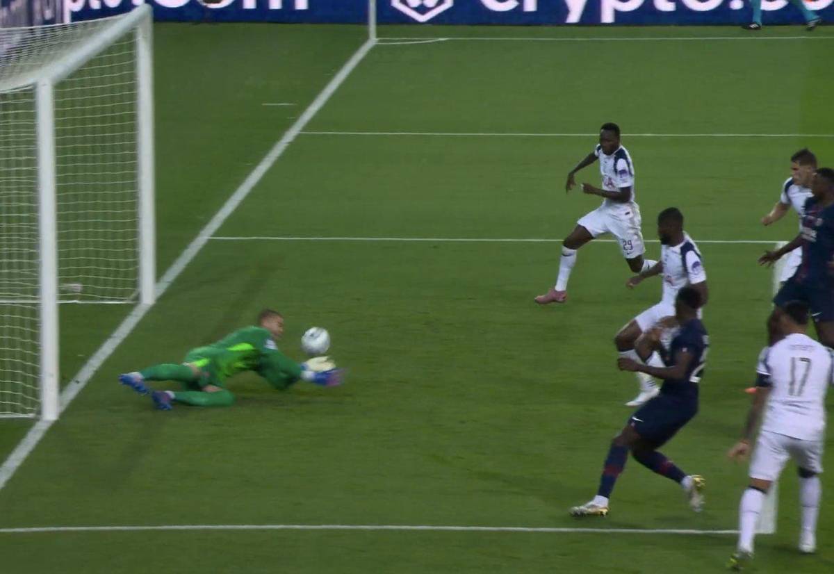 El nuevo portero del PSG pasó de villano a héroe y así festejó Luis Enrique tras ganar la Supercopa; el Balón de Oro ya tiene dueño