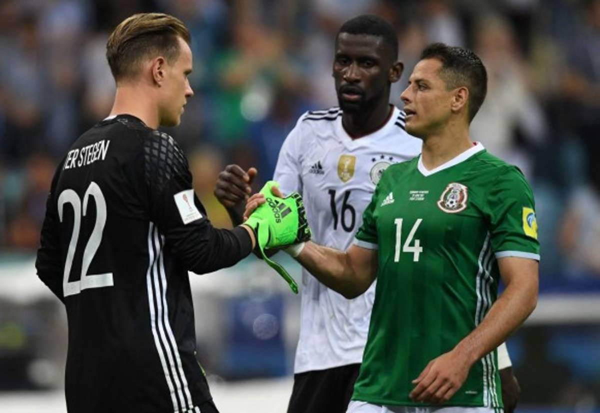 NO SE VIO POR TV: ¿Qué hacía Löw y qué le dijo Marco Fabián? El abrazo de 'Memo' Ochoa