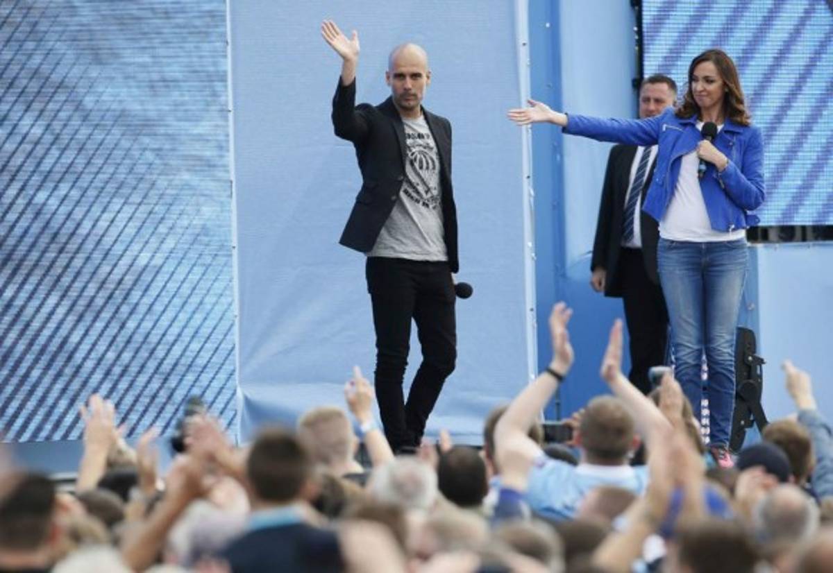 Fotos: El primer día de Guardiola en Manchester, llegó en taxi a la presentación