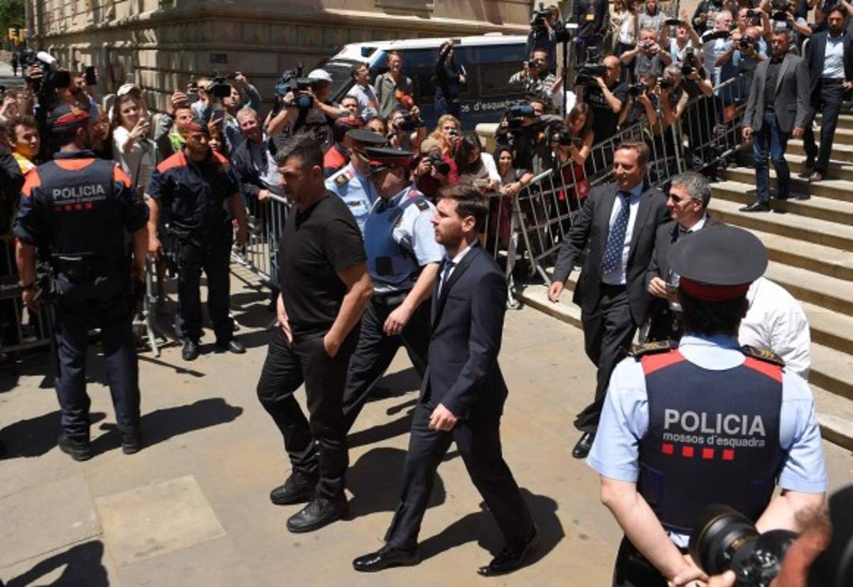 Fotos: Hostil recibimiento a Messi en la puerta del juzgado en Barcelona