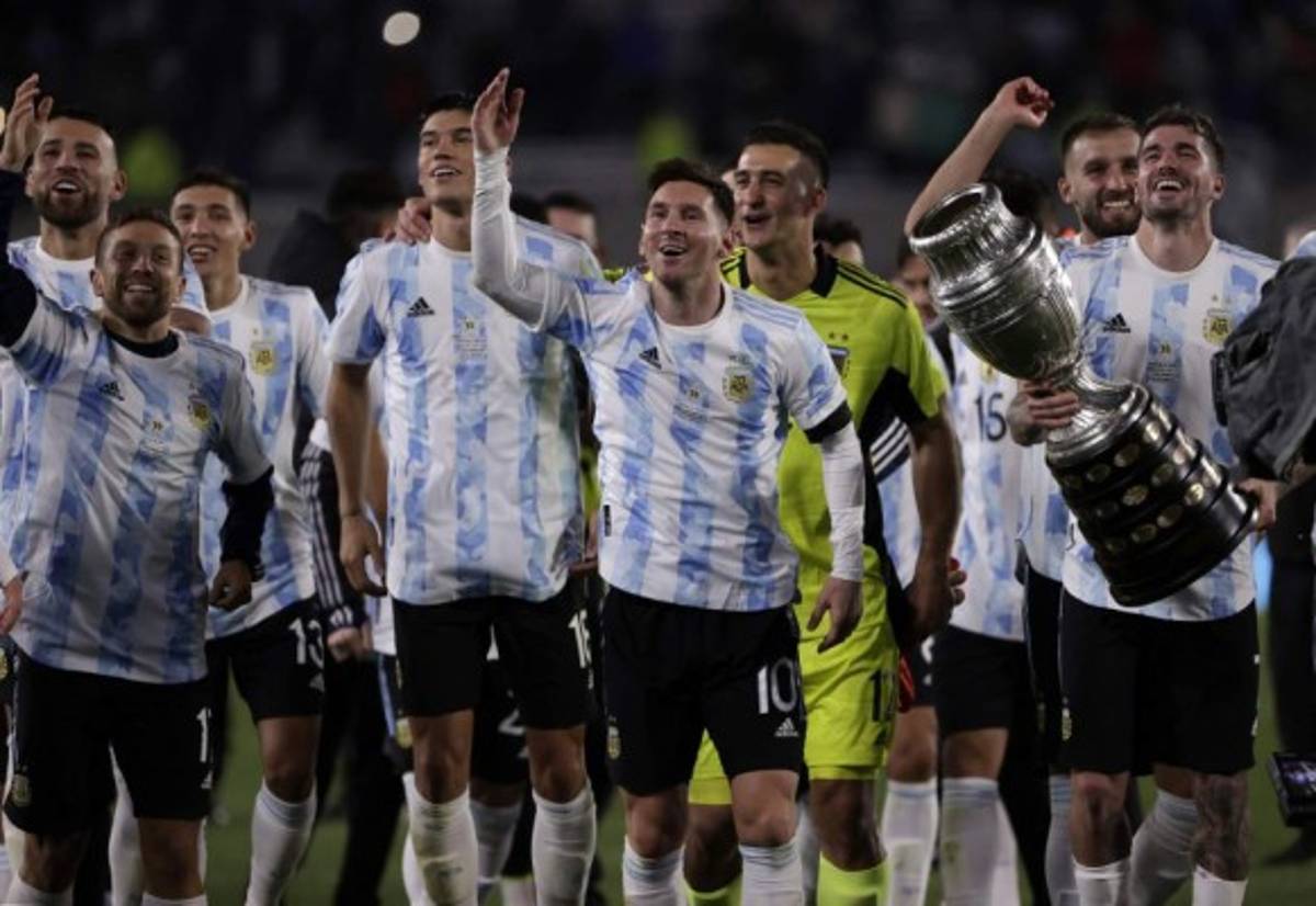 La inolvidable noche de Messi: tres goles, rompe récord, se pone a llorar y descontrol al festejar con la afición