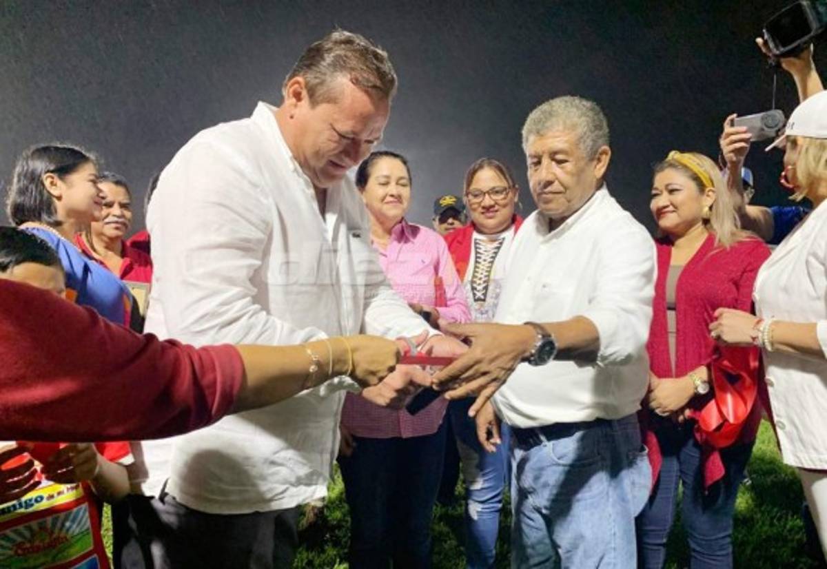 Con danzas, corte de cinta y tremenda fiesta se inauguró alumbrado del estadio de Tocoa